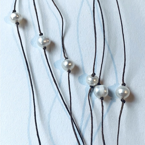 Freshwater pearl necklace with leather accent - Picture 7 of 7